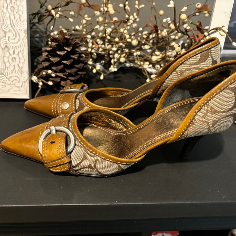Vintage Coach kitten heel pumps size 6